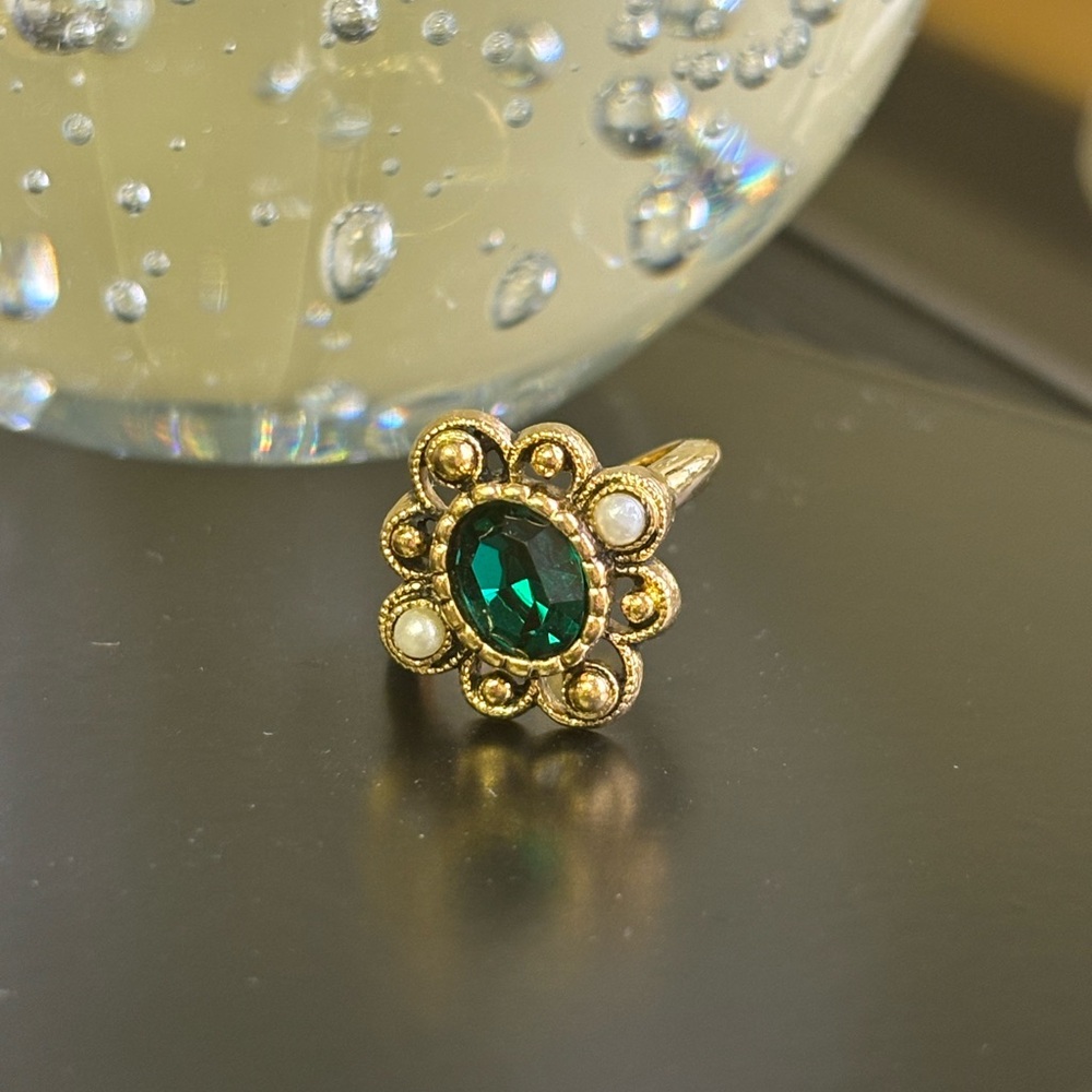 VTG.  AVON "Versailles" GP Green Rhinestone 2 Faux Pearl Ring Size 5 Adjustable